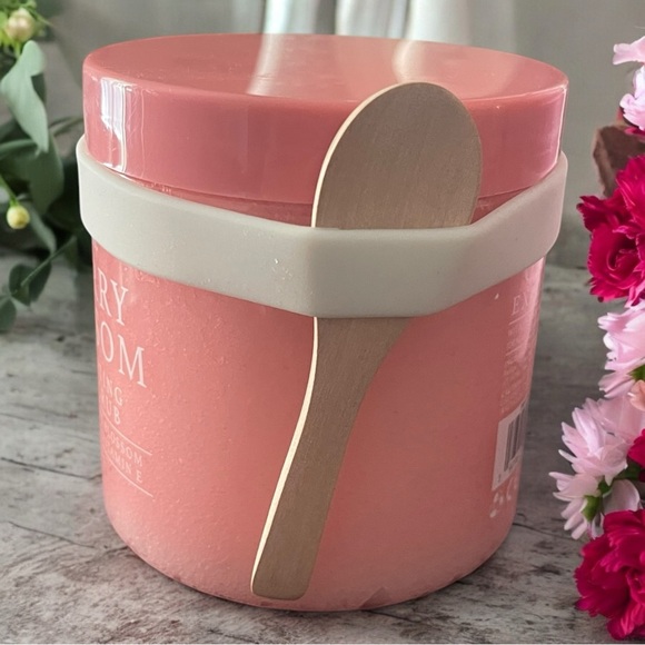 Cherry Blossom Exfoliating Body Scrub with Vitamin E - Picture 3 of 4